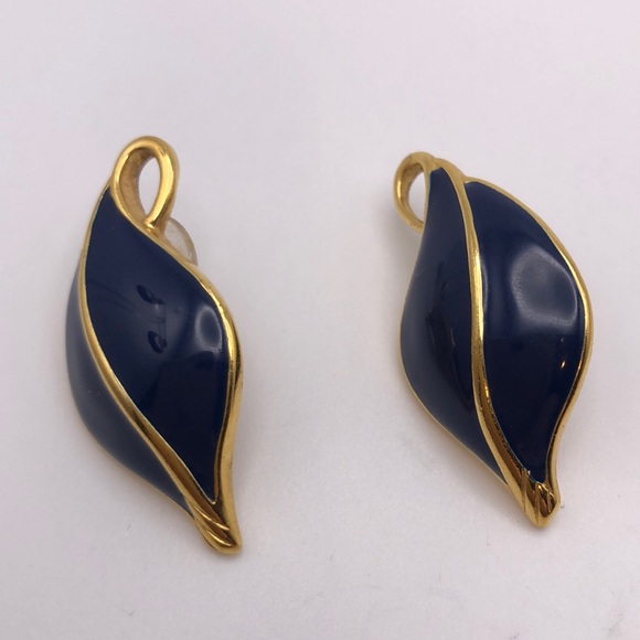 VTG Elegant  Trifari Studs Earrings Gold Tone, Navy Blue Enamel Leaf shape - Picture 6 of 6